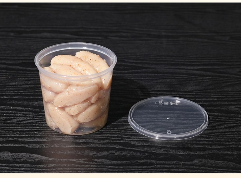 방울토마토와 채소를 담은 B225 용기 옆에 뚜껑이 분리된 채로 배치된 샐러드 포장 예시