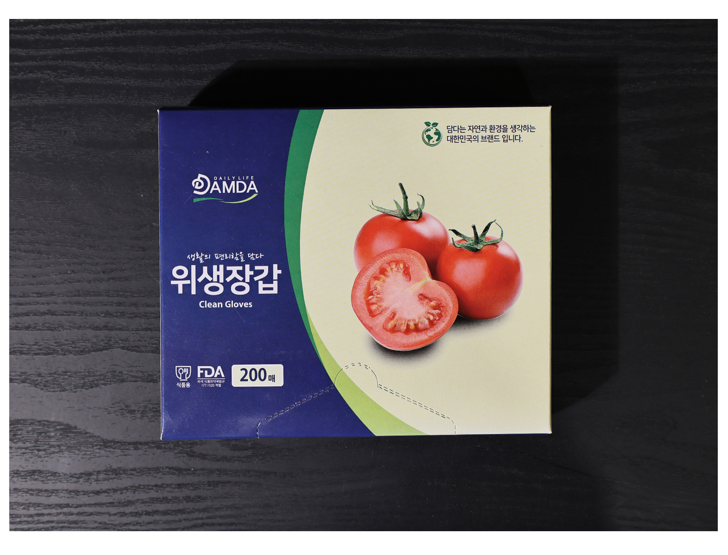 토마토 이미지를 활용한 패키지 디자인이 돋보이며, 위생장갑 제품명이 깔끔하게 인쇄된 모습