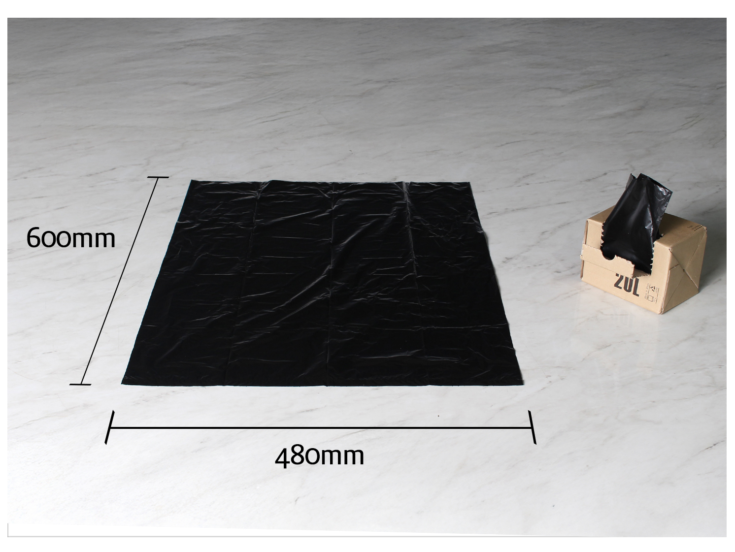 비닐봉투 재활용비닐봉투 쓰레기봉투 크기 안내 - 비닐봉투 펼친 모습과 20L 용량의 포장 상자가 함께 있는 이미지