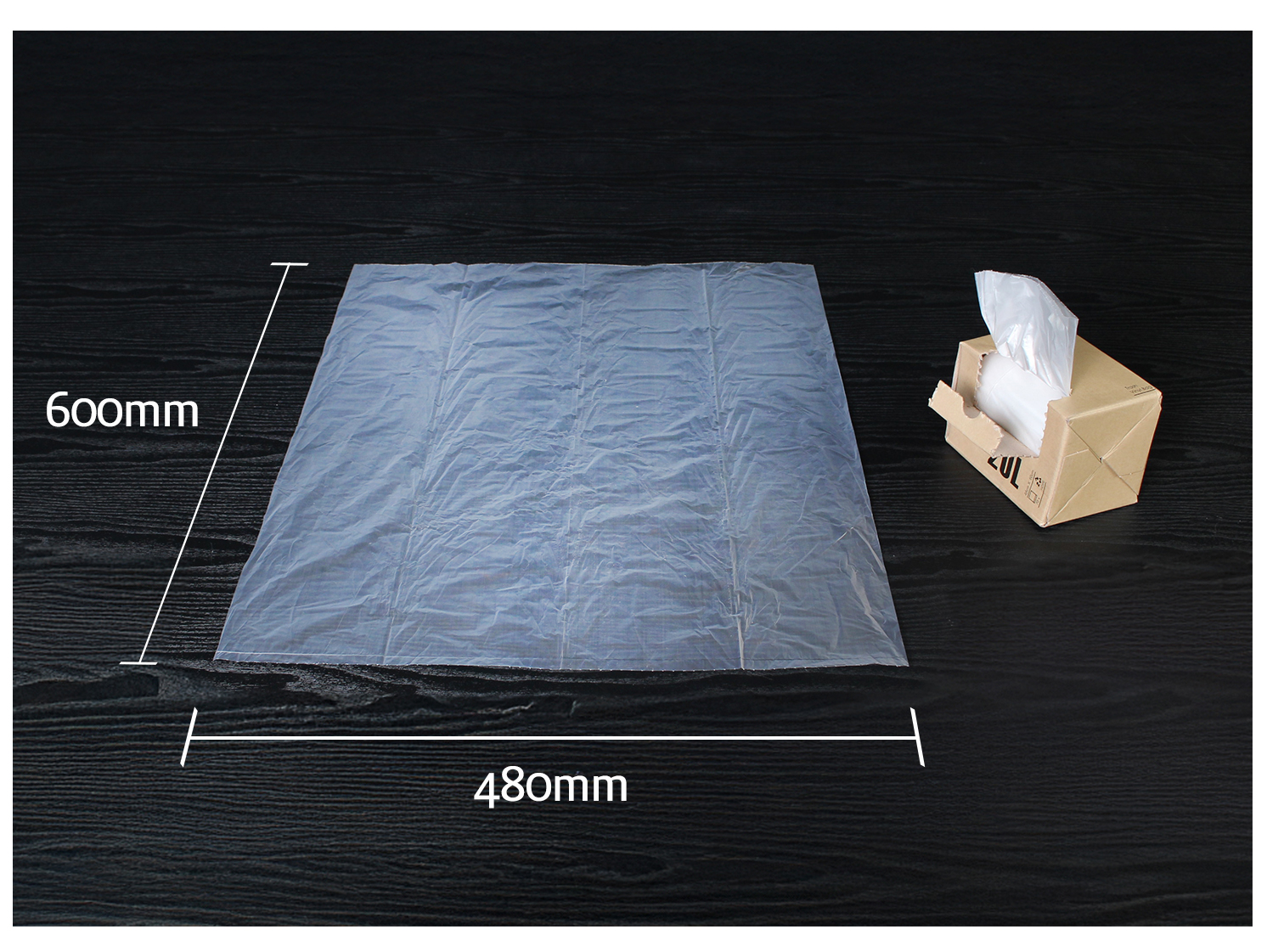 비닐봉투 재활용비닐봉투 쓰레기봉투 크기 안내 - 비닐봉투 펼친 모습과 20L 용량의 포장 상자가 함께 있는 이미지
