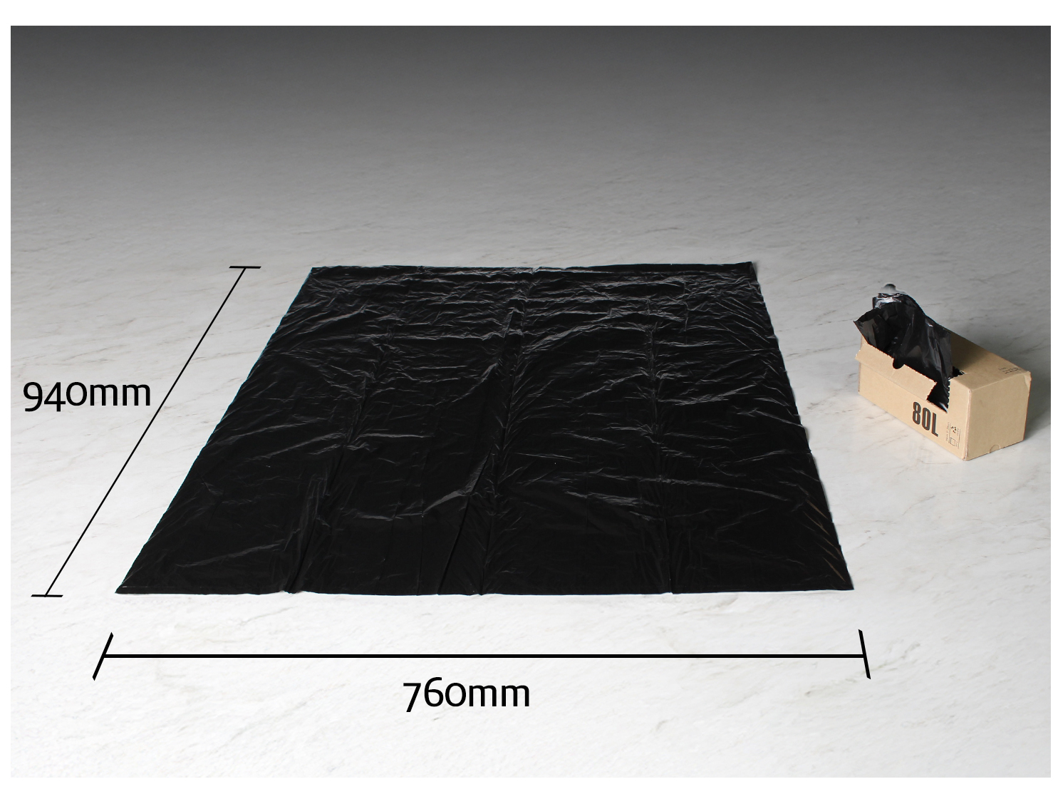 비닐봉투 재활용비닐봉투 쓰레기봉투 크기 안내 - 비닐봉투 펼친 모습과 20L 용량의 포장 상자가 함께 있는 이미지