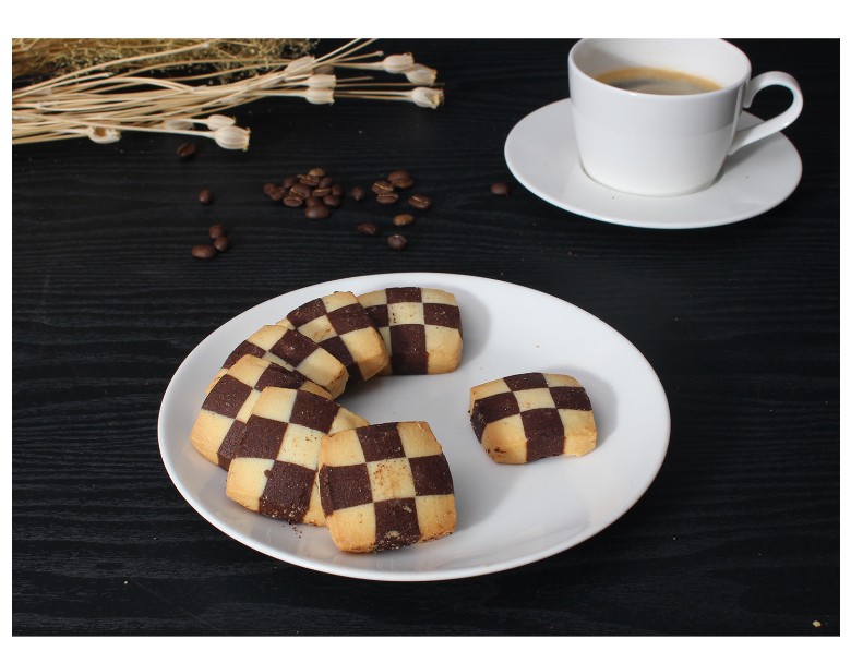 커피잔과 함께 맛있는 쿠키가 플레이팅된 연출컷