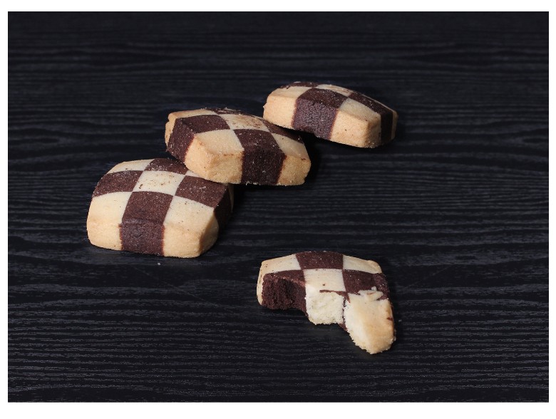 쿠키를 여러개 곂쳐 놓고 한쪽 반을 잘라 단면이 보이는 쿠키 이미지