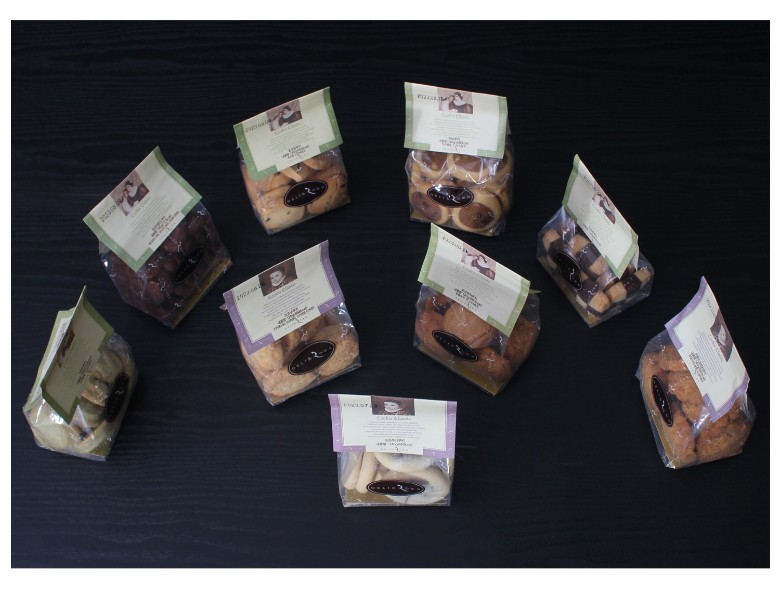 9가지 포장된 쿠키를 진열한 연출 이미지