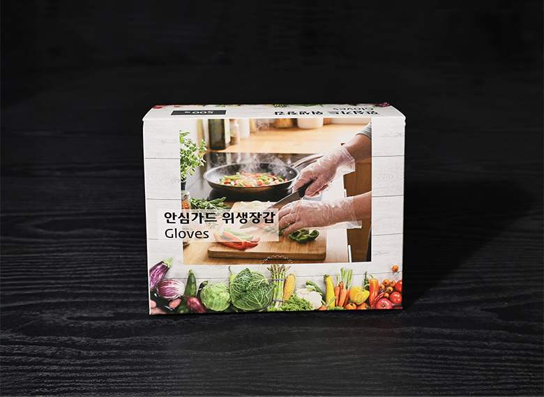 엠보싱 처리가 되어 있는 투명 비닐 장갑을 착용한 손이 물기가 있는 식기를 잡을 때 미끄러지지 않고 안정적인 모습을 보여주는 상세 컷