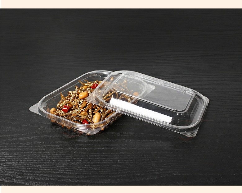 투명 용기에 반찬이 담겨 뚜껑이 반쯤 덮여 있는 상태