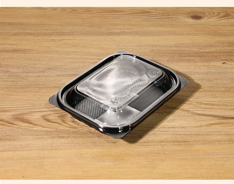 검정 배경 위에 쌓여 있는 투명한 샐러드용기 세트