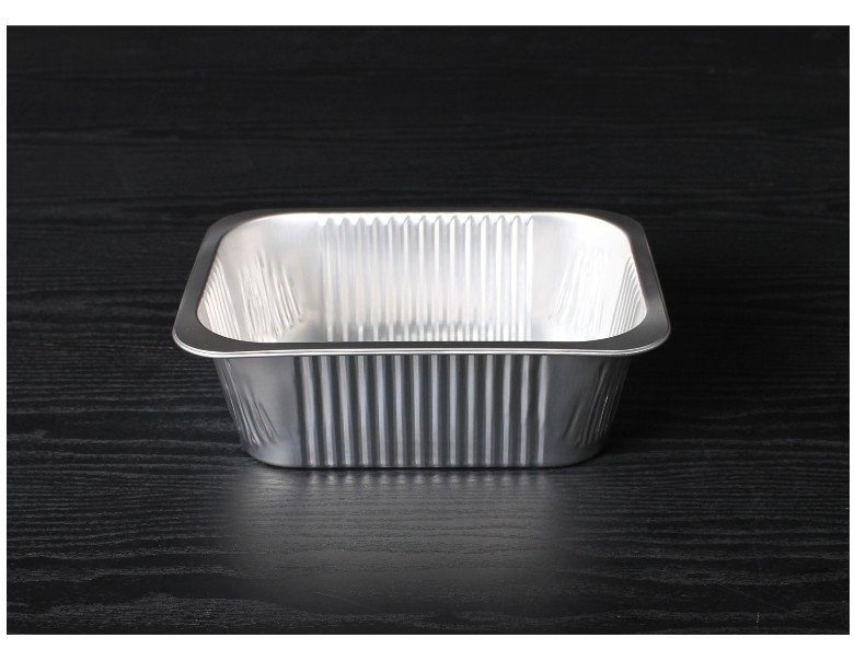 알루미늄 일회용냄비가 검정 배경 위에 단독으로 놓여 있는 클로즈업 사진