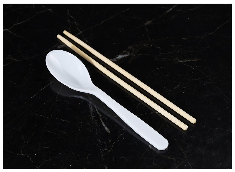 환경 친화적인 소재로 제작된 일회용 대나무 젓가락과 수저, 배달 음식 패키지와 어울리는 위생적인 포장 솔루션.