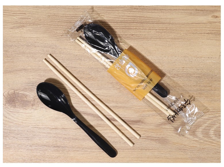 대나무 젓가락과 백색 일회용 수저, 다양한 배달 음식을 위한 세트 구성, 위생적이고 간편한 사용