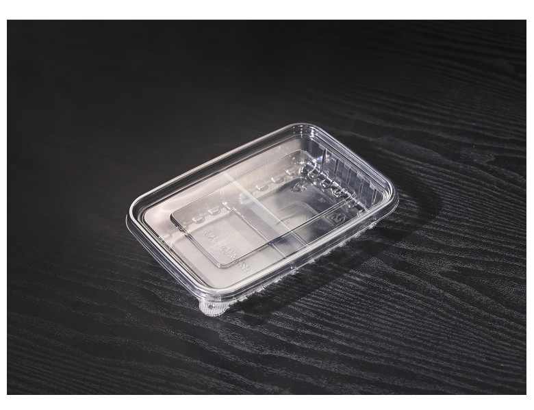 사각용기 PET 18133-2B가 단독으로 블랙 배경에 정돈되어 놓여 있는 상태